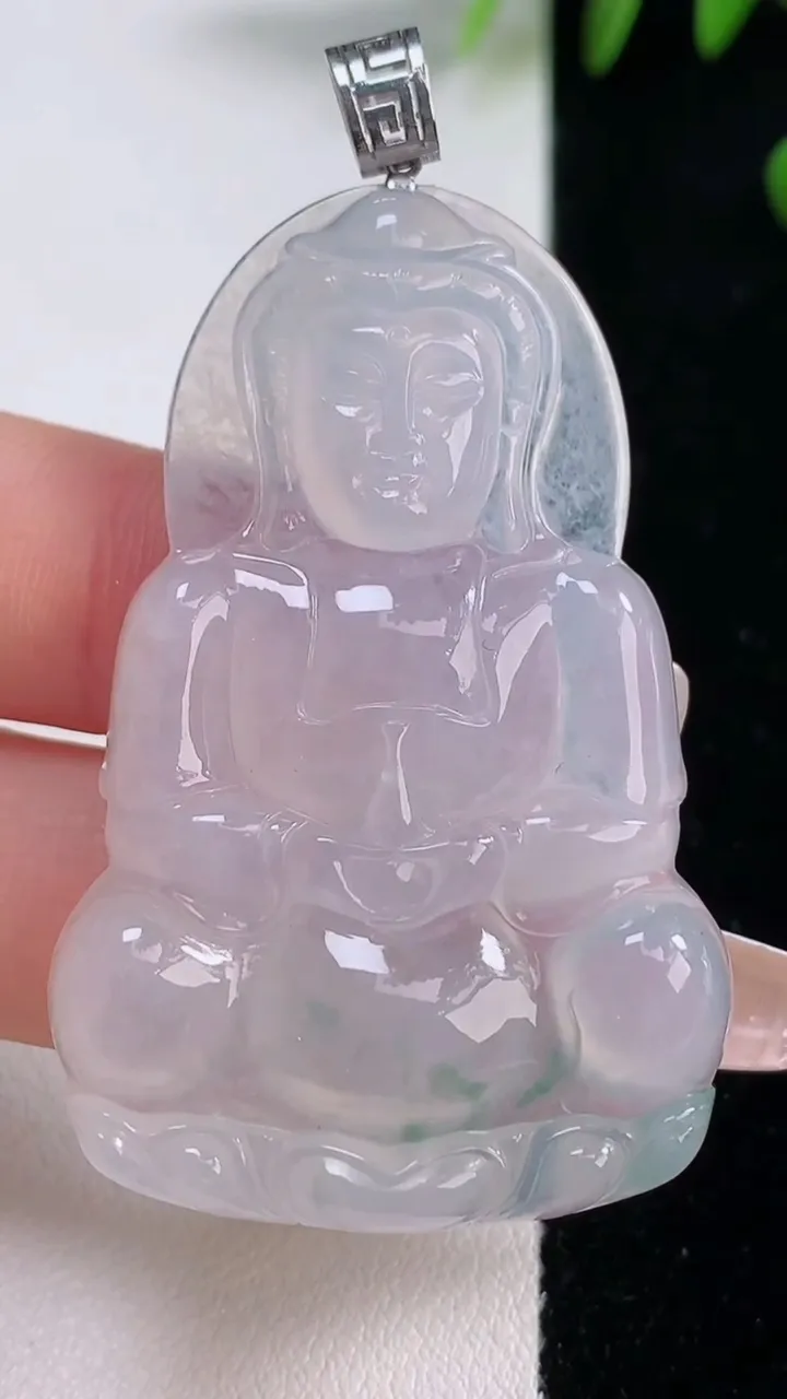 天然A货翡翠种飘花观音菩萨吊坠，尺寸51-33.4-6，重量:18.10g
12月18日