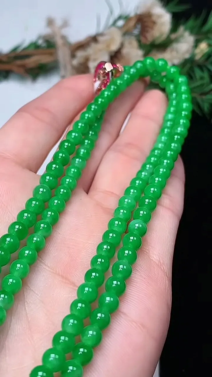 天然A货翡翠圆珠项链，尺寸5.1-122颗，重量:24.54g12月18日
工厂直销收藏佳品,种好水足，色泽均匀，有种有色，上手高大气！