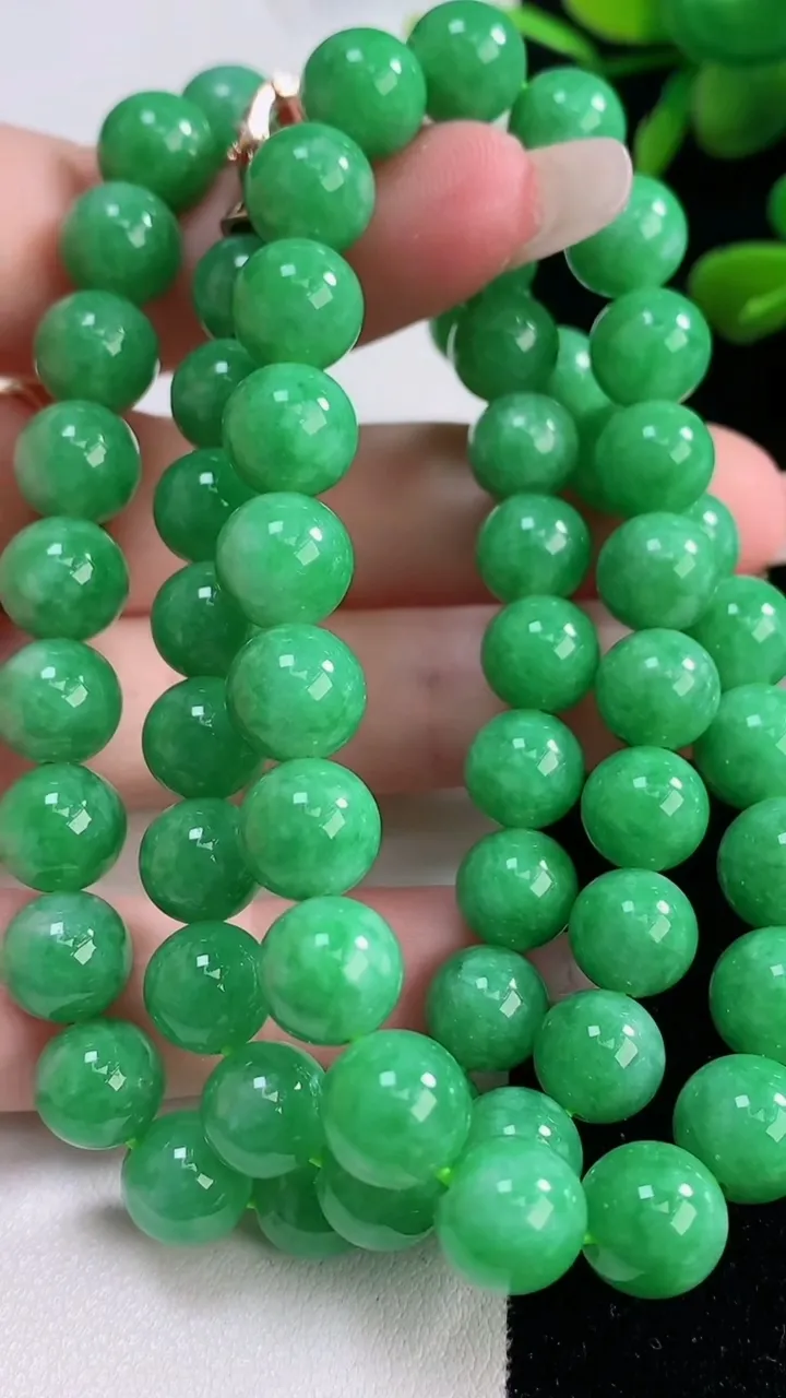天然A货翡翠圆珠项链，尺寸9.2-63颗，重量:73.65g12月18日
工厂直销收藏佳品,种好水足，色泽均匀，有种有色，上手高大气！