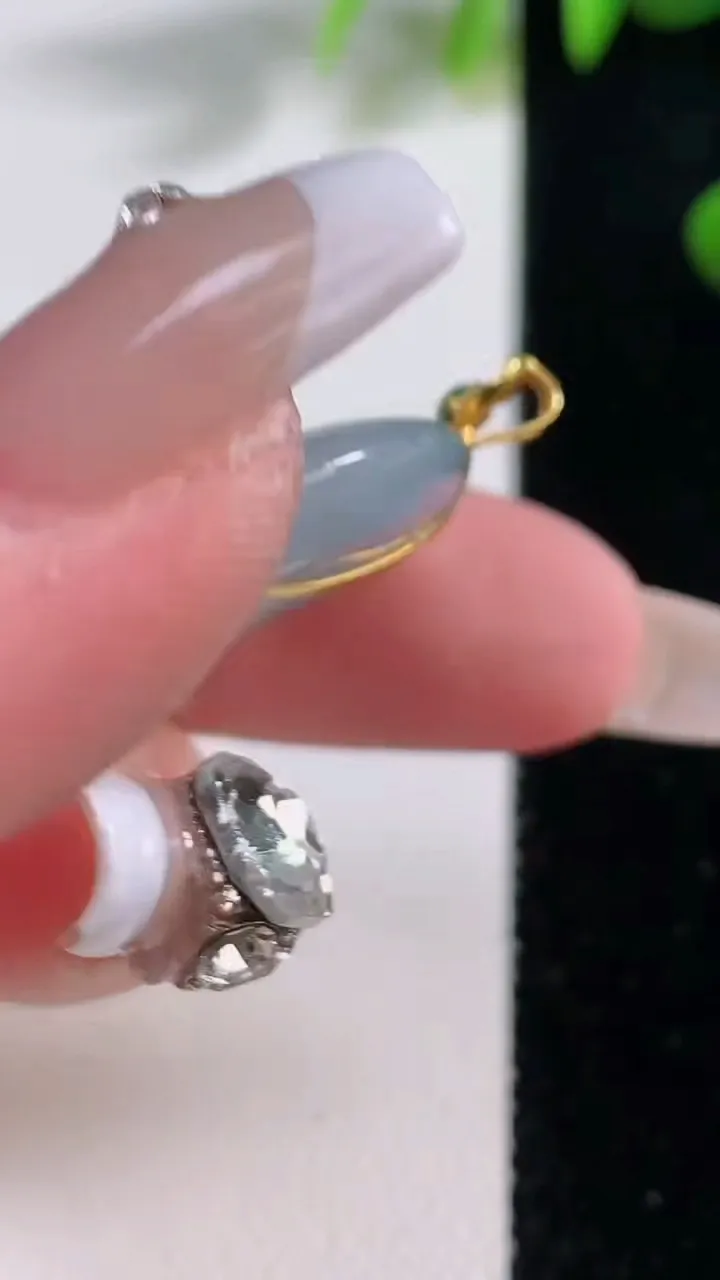 天然A货翡翠种飘花平安扣吊坠，尺寸26.5-5.6，重量:8.87g
12月18日