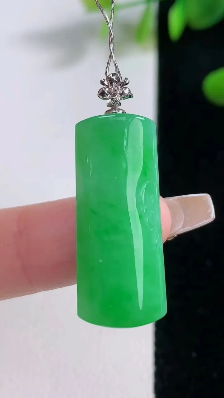 天然A货翡翠无事牌吊坠，尺寸28.7-4.8，重量:5.02g
12月18日