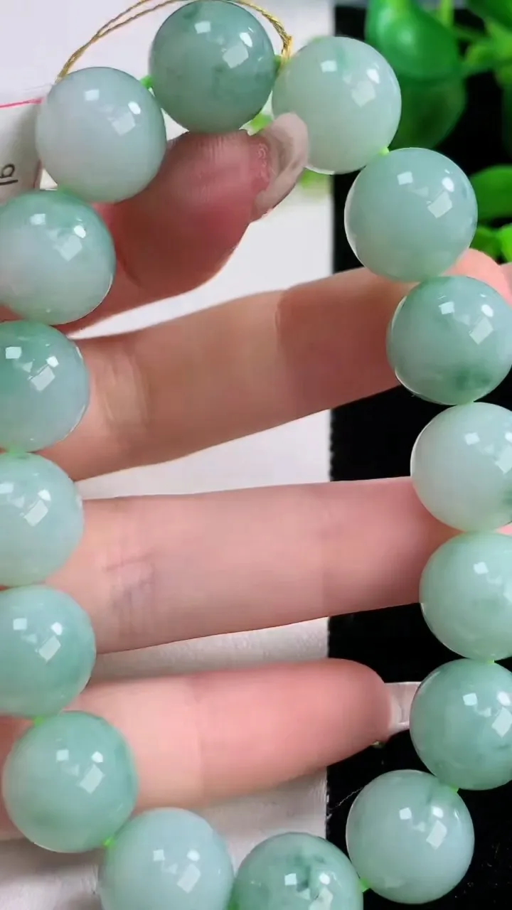 天然A货翡翠飘花圆珠手串，尺寸12.7-16颗，重量:58.11g12月18日
工厂直销收藏佳品,种好水足，色泽均匀，有种有色，上手高大气！