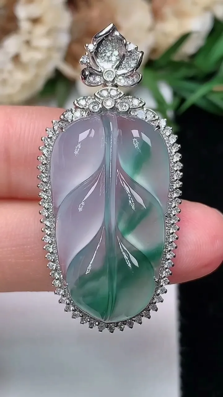 天然A货翡翠飘花金枝玉叶 叶子吊坠，尺寸40.4-19.3-9.4，裸石26.8-15
12月18日