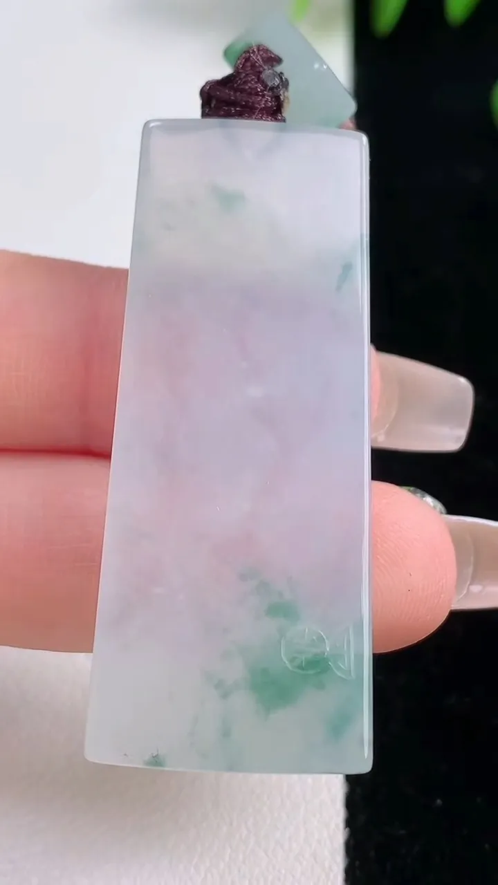 天然A货翡翠种飘花无事牌吊坠，尺寸46.4-19.2-6，重量:18.30g
12月18日