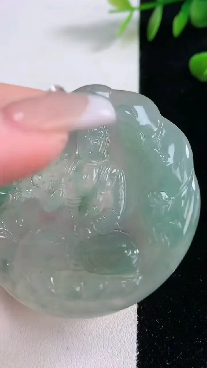 天然A货翡翠种飘花阿弥陀佛吊坠，尺寸53.6-52.4-5.2，重量:30.00g
12月18日