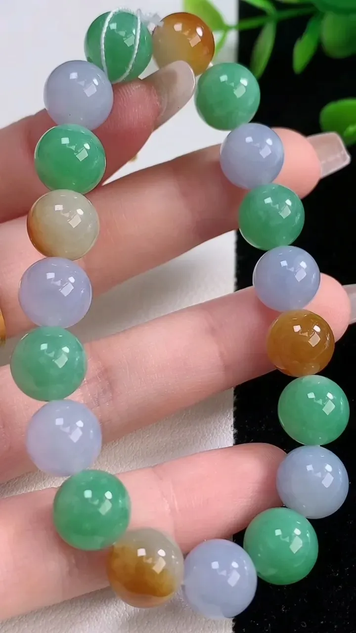 天然A货翡翠三彩圆珠手串，尺寸10-19颗，重量:33.12g12月18日
工厂直销收藏佳品,种好水