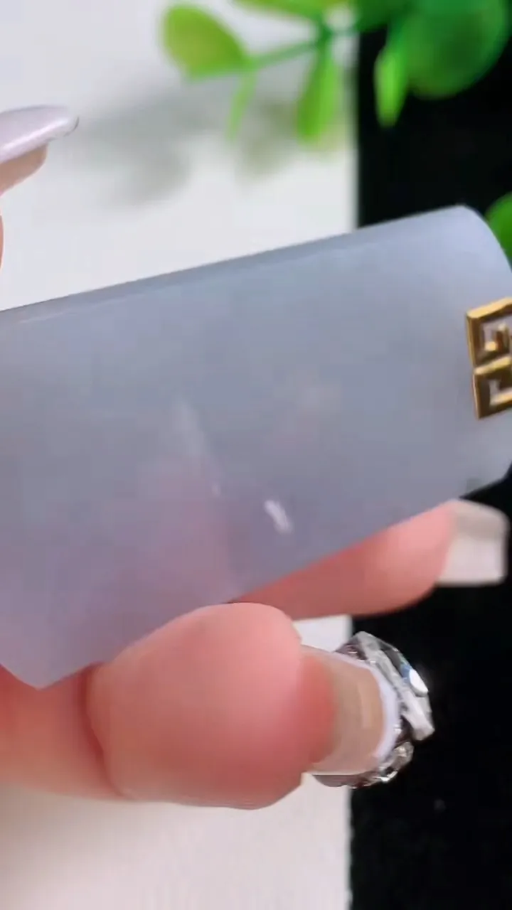 天然A货翡翠18K金紫罗兰无事牌吊坠，尺寸45-27.8-4，重量:15.71g
12月18日