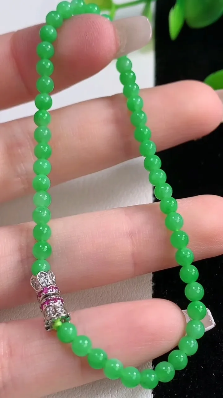 天然A货翡翠小米珠手串，尺寸3.5-50颗，重量:4.67g12月18日
工厂直销收藏佳品,种好水足，色泽均匀，有种有色，上手高大气！