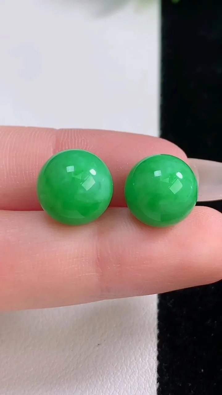 天然A货翡翠圆珠镶嵌件一对，尺寸12，重量:7.02g12月18日
工厂直销收藏佳品,种好水足，色泽