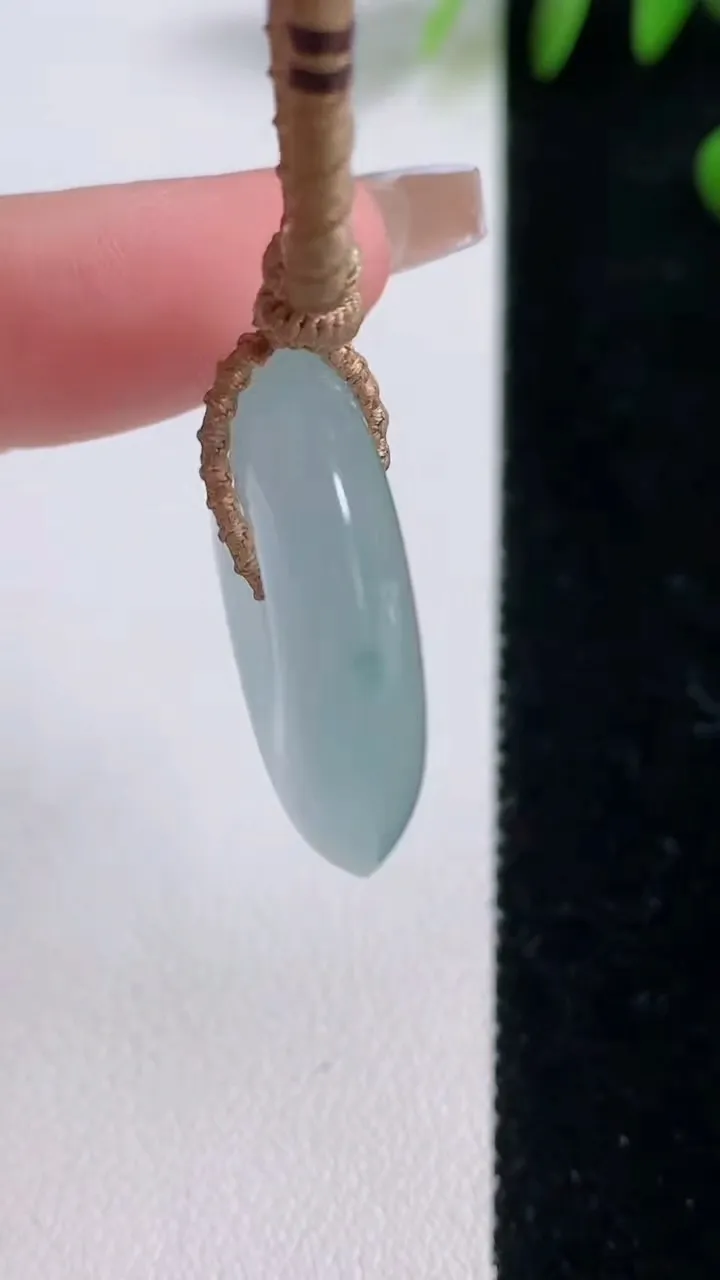 天然A货翡翠平安扣吊坠，尺寸27.3-6.2，重量:12.12g
12月18日