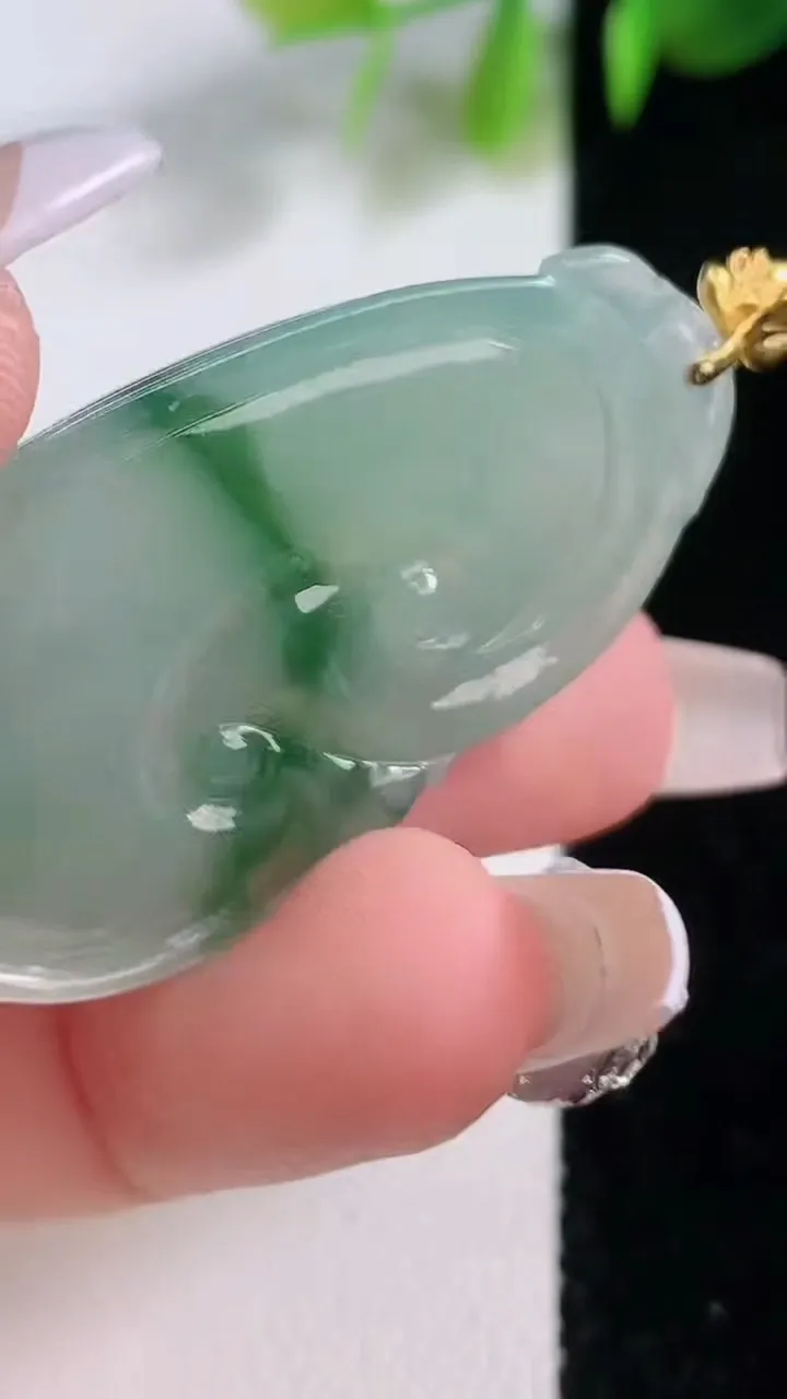 天然A货翡翠如意吊坠，尺寸41-23-5.9，重量:10.85g
12月18日