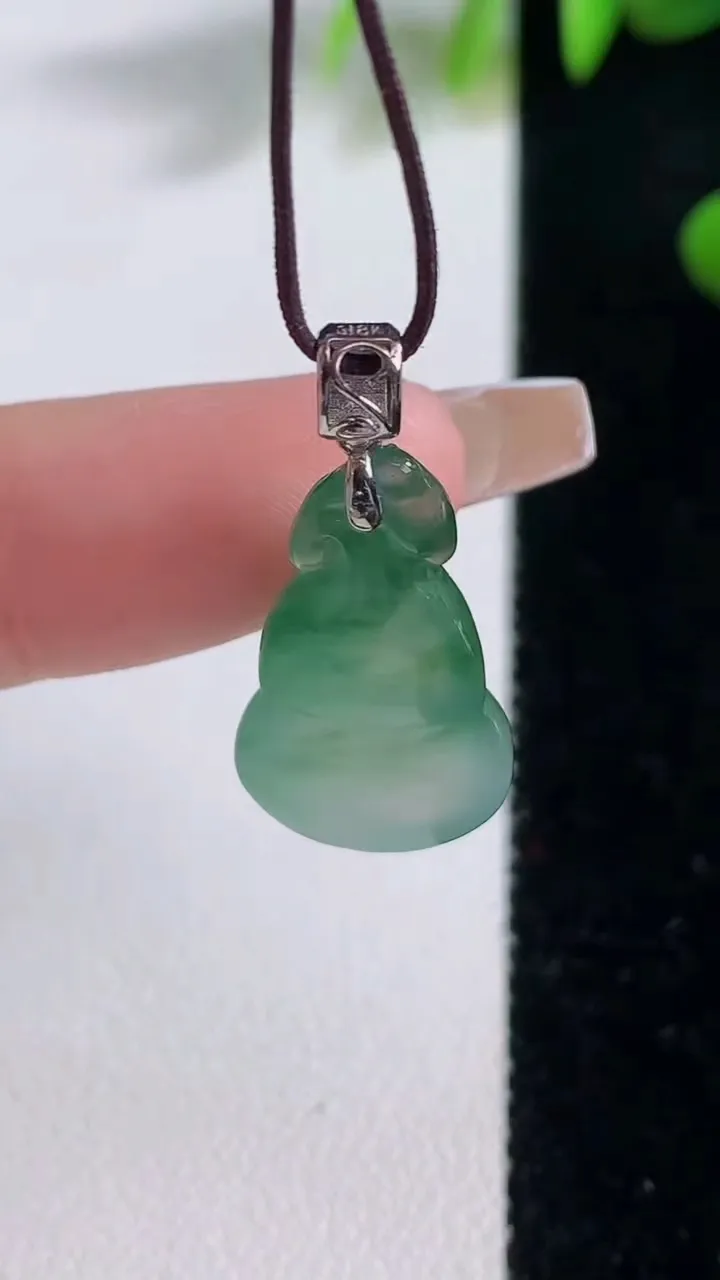 天然A货翡翠种飘花葫芦吊坠，尺寸22.2-13-6.8，重量:3.21g
12月18日