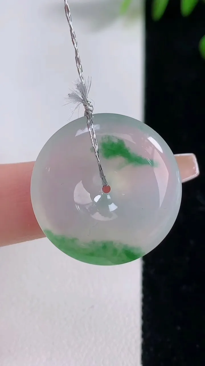 天然A货翡翠平安扣吊坠，尺寸23.8-5.7，重量:7.84g
12月18日