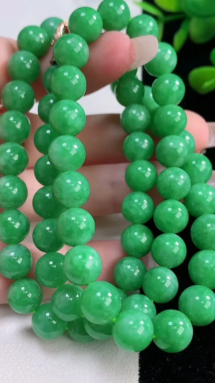 天然A货翡翠圆珠项链，尺寸9.2-63颗，重量:73.65g12月18日
工厂直销收藏佳品,种好水足，色泽均匀，有种有色，上手高大气！