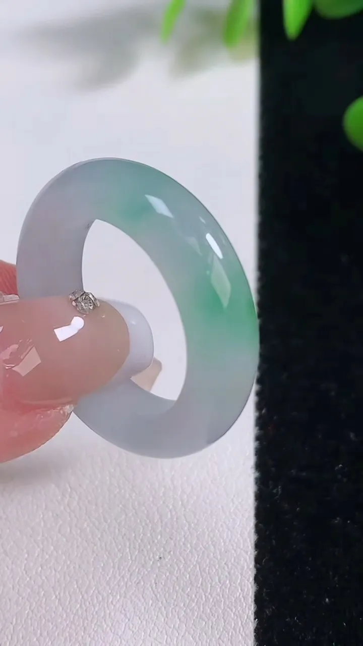 天然A货翡翠指环戒指，尺寸20.2-6.6-4.5，重量:7.55g2025年12月18日
工厂直销收藏佳品,种好水足，色泽均匀，有种有色，上手高大气！