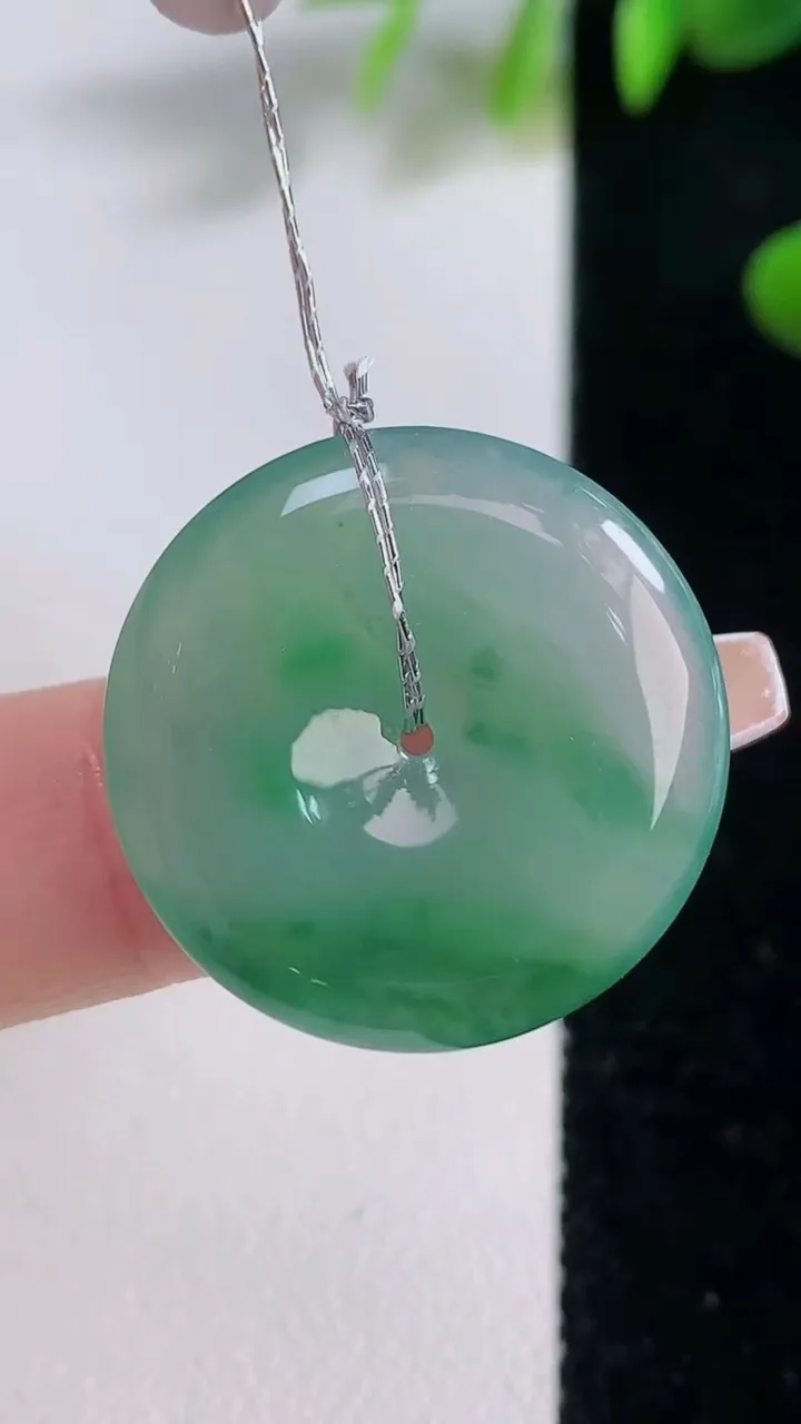 天然A货翡翠平安扣吊坠，尺寸24-4.8，重量:5.95g
12月18日