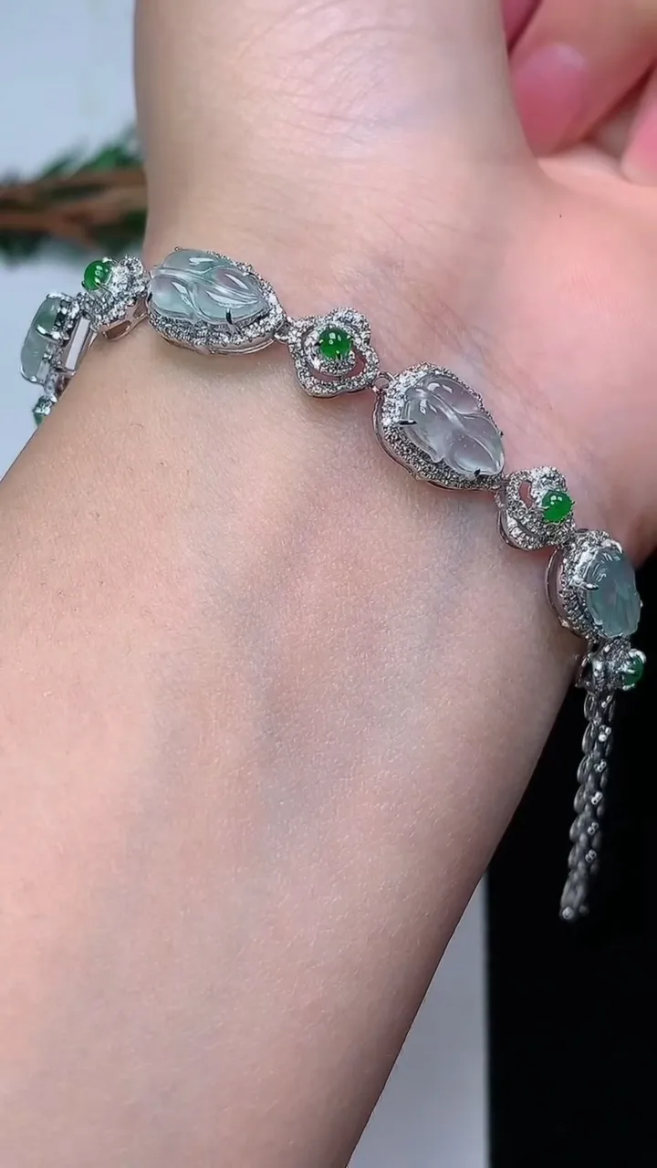 天然A货翡翠金枝玉叶 叶子手链，尺寸10-5.7-5.2，重量:7.68g
12月19日