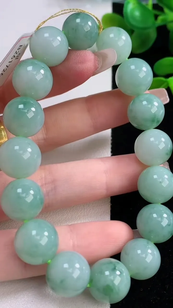 天然A货翡翠飘花圆珠手串，尺寸12.7-16颗，重量:58.11g12月18日
工厂直销收藏佳品,种好水足，色泽均匀，有种有色，上手高大气！