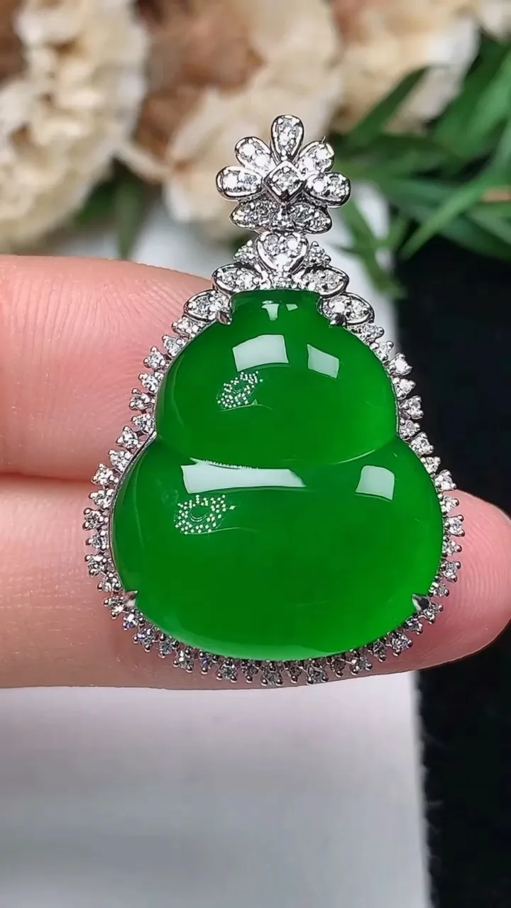 天然A货翡翠葫芦吊坠，尺寸32.2-21.5-11，裸石20.2-18，重量:6.28g
12月18