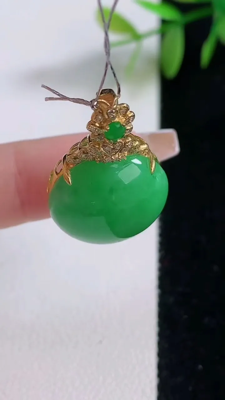 天然A货翡翠蛋面吊坠，尺寸28.3-18-10，重量:6.16g
12月18日
