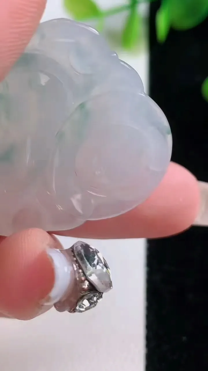 天然A货翡翠冰种飘花佛公吊坠，尺寸31.7-34.8-6，重量:10.42g
12月18日