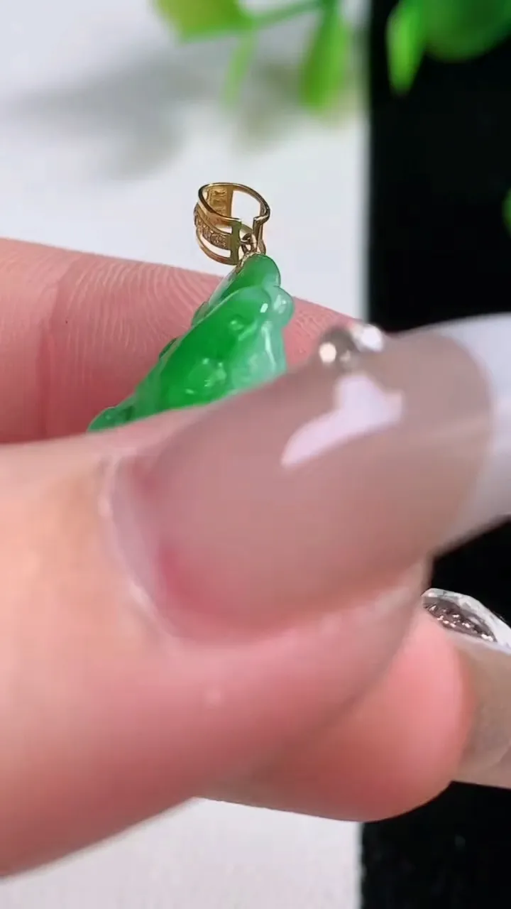 天然A货翡翠白菜吊坠，尺寸27.4-12.8-8，重量:5.19g
12月18日