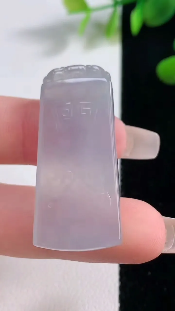 天然A货翡翠冰种紫罗兰仿古无事牌吊，尺寸39.2-17.6-4.6，重量:9.77g
12月18日