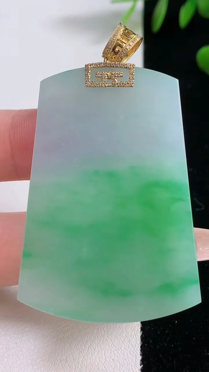 天然A货翡翠无事牌吊坠，尺寸51-35.4-3.8，重量:21.84g
12月18日