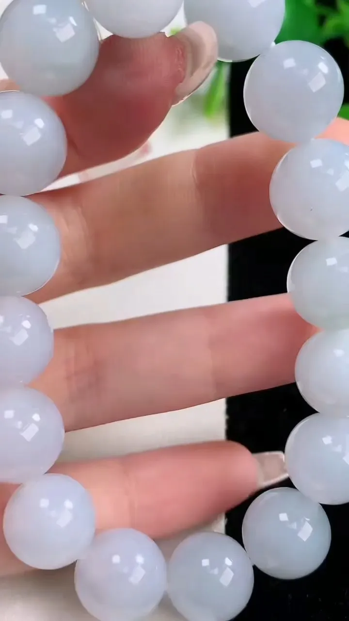 天然A货翡翠紫罗兰圆珠手串，尺寸12.7-16颗，重量:55.95g12月18日
工厂直销收藏佳品,种好水足，色泽均匀，有种有色，上手高大气！