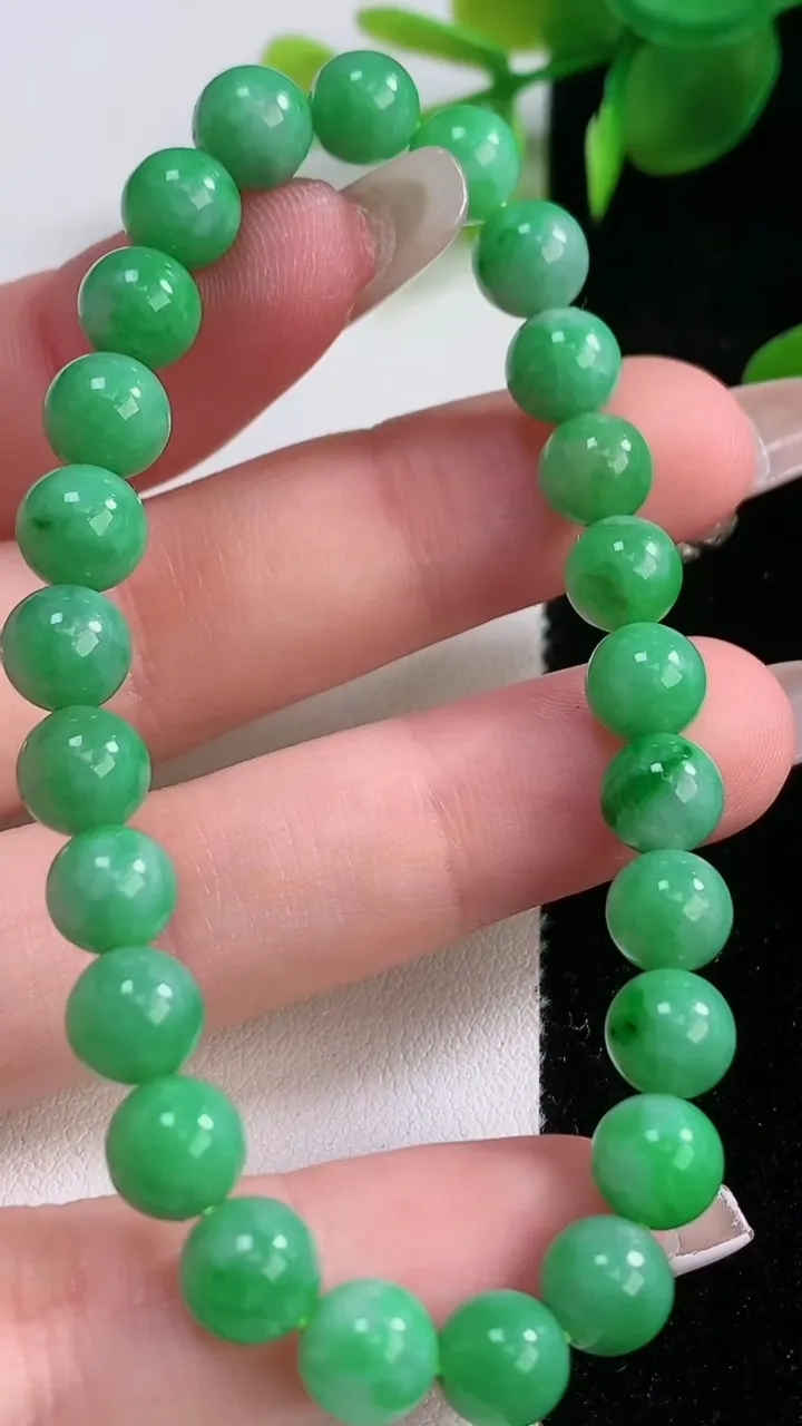 天然A货翡翠圆珠手串，尺寸6.8-25颗，重量:15.70g12月18日
工厂直销收藏佳品,种好水足