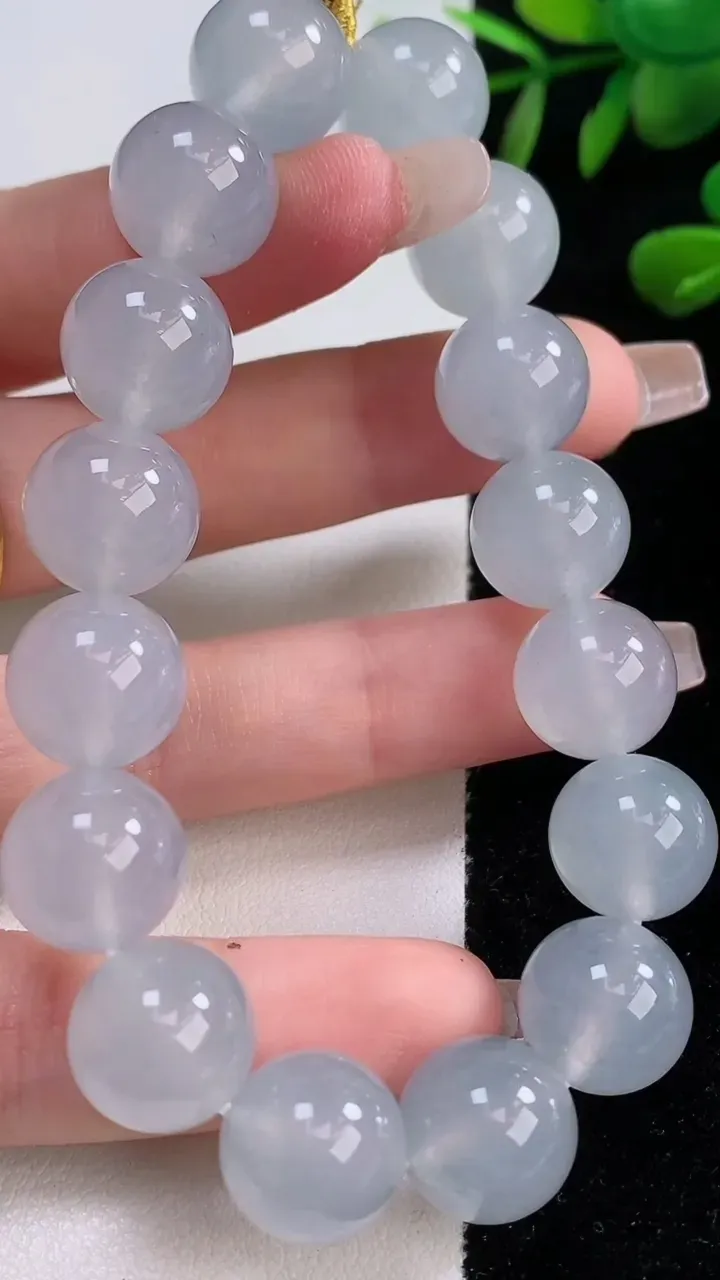 天然A货翡翠种白冰圆珠手串，尺寸12.4-16颗，重量:54.83g12月18日
工厂直销收藏佳品,种好水足，色泽均匀，有种有色，上手高大气！