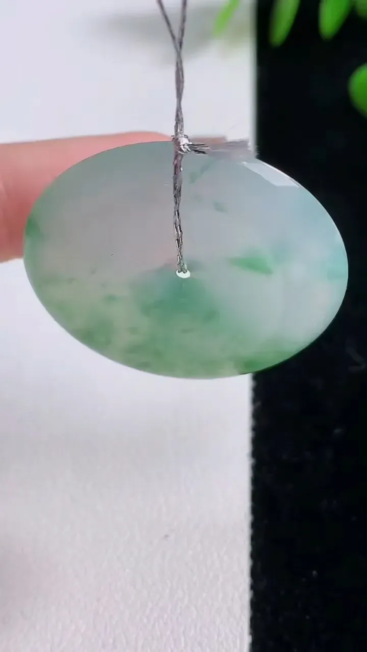 天然A货翡翠种飘花平安扣吊坠，尺寸33.6-5.6，重量:13.19g
12月18日