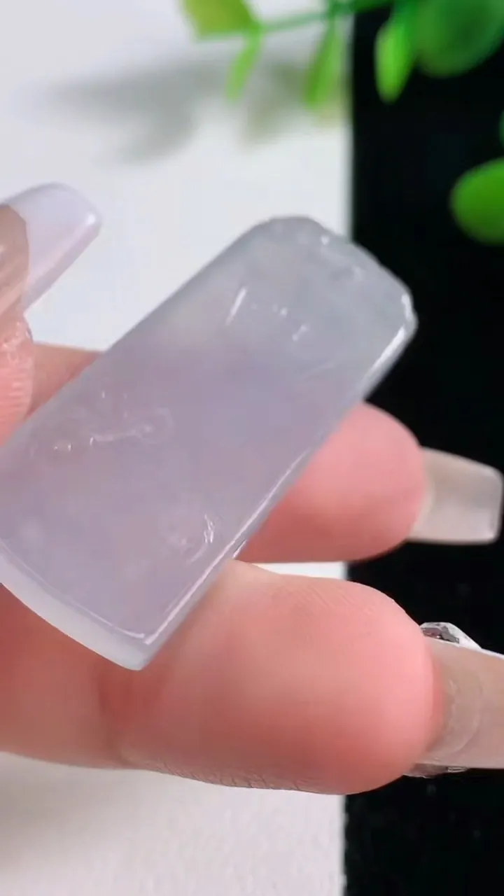 天然A货翡翠冰种紫罗兰仿古无事牌吊，尺寸39.2-17.6-4.6，重量:9.77g
12月18日