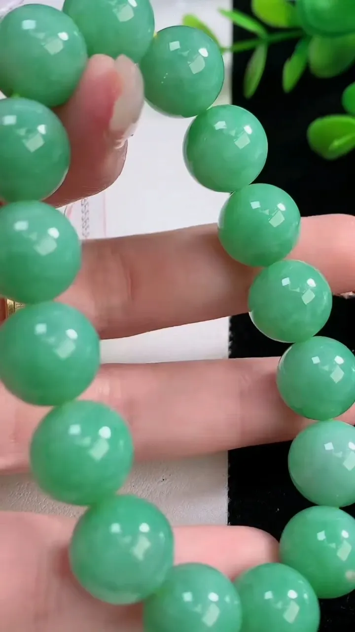 天然A货翡翠圆珠手串，尺寸12.4-16颗，重量:53.94g12月18日
工厂直销收藏佳品,种好水