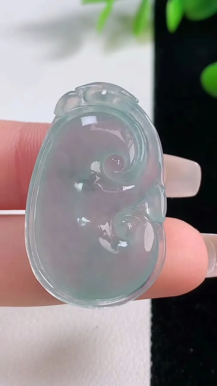 天然A货翡翠冰种飘花如意吊坠，尺寸34.5-21.7-5.7，重量:7.94g
12月18日