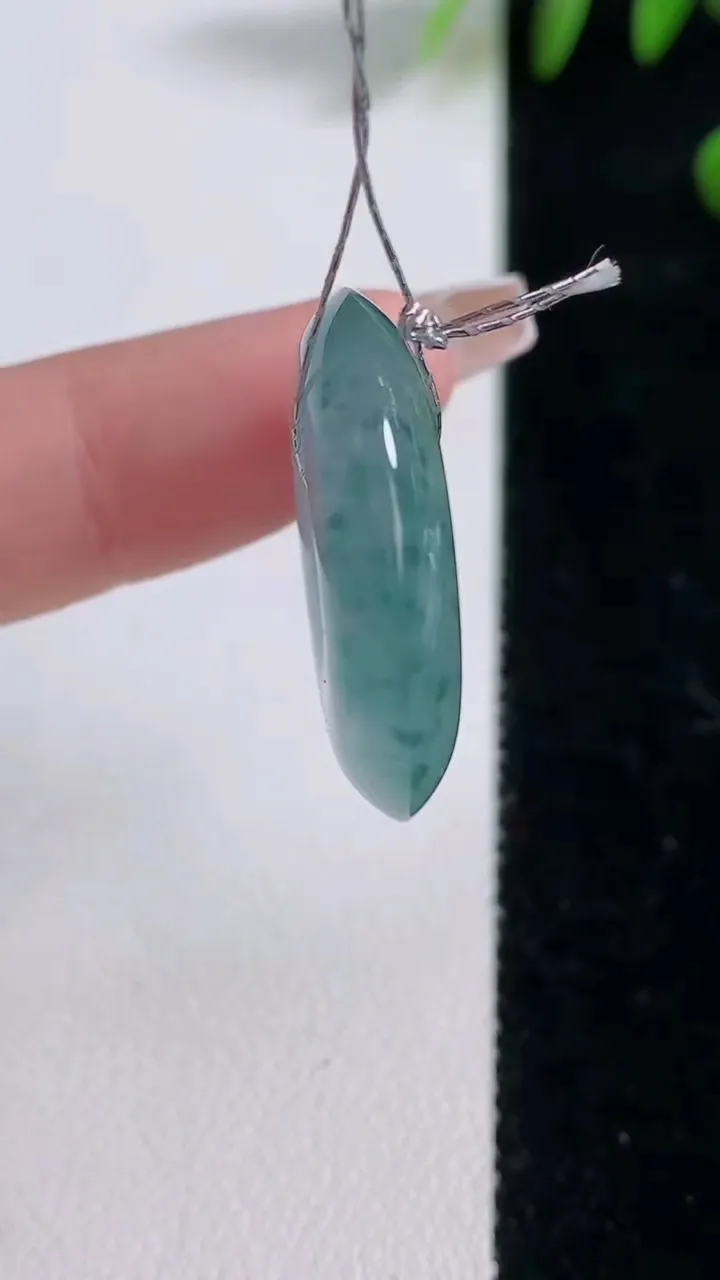 天然A货翡翠种飘花平安扣吊坠，尺寸25.2-6，重量:7.79g
12月18日