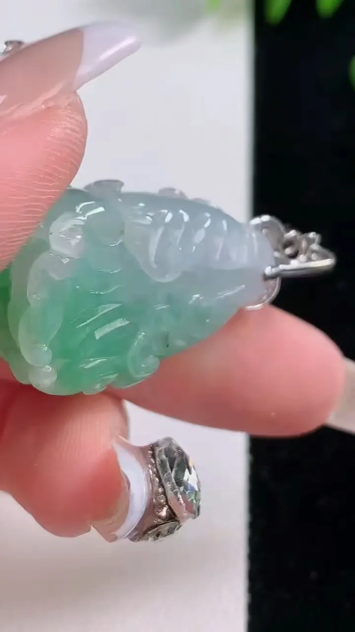 天然A货翡翠白菜吊坠，尺寸28.6-19-11.8，重量:11.54g
12月18日