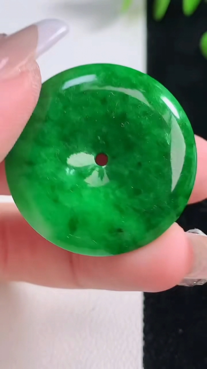 天然A货翡翠平安扣吊坠，尺寸31.5-6.4，重量:13.46g
12月18日