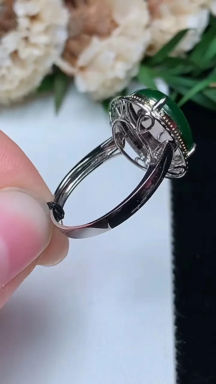 天然A货翡翠蛋面戒指，尺寸17-13.4-10.8，重量:3.04g2025年12月18日
工厂直销收藏佳品,种好水足，色泽均匀，有种有色，上手高大气！