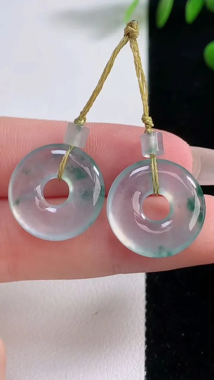 天然A货翡翠种飘花平安环吊坠一对，尺寸17.5-3.2，重量:4.42g
12月18日