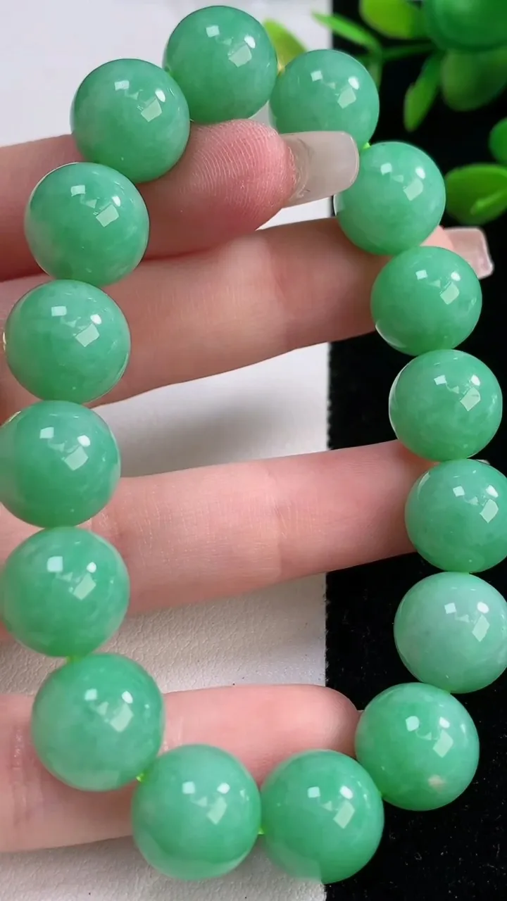 天然A货翡翠圆珠手串，尺寸12.4-16颗，重量:53.94g12月18日
工厂直销收藏佳品,种好水足，色泽均匀，有种有色，上手高大气！