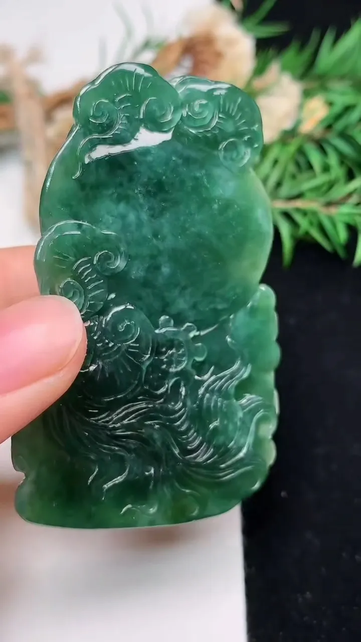 天然A货翡翠凤凰吊坠，尺寸65-41-8.7，重量:43.67g
12月18日