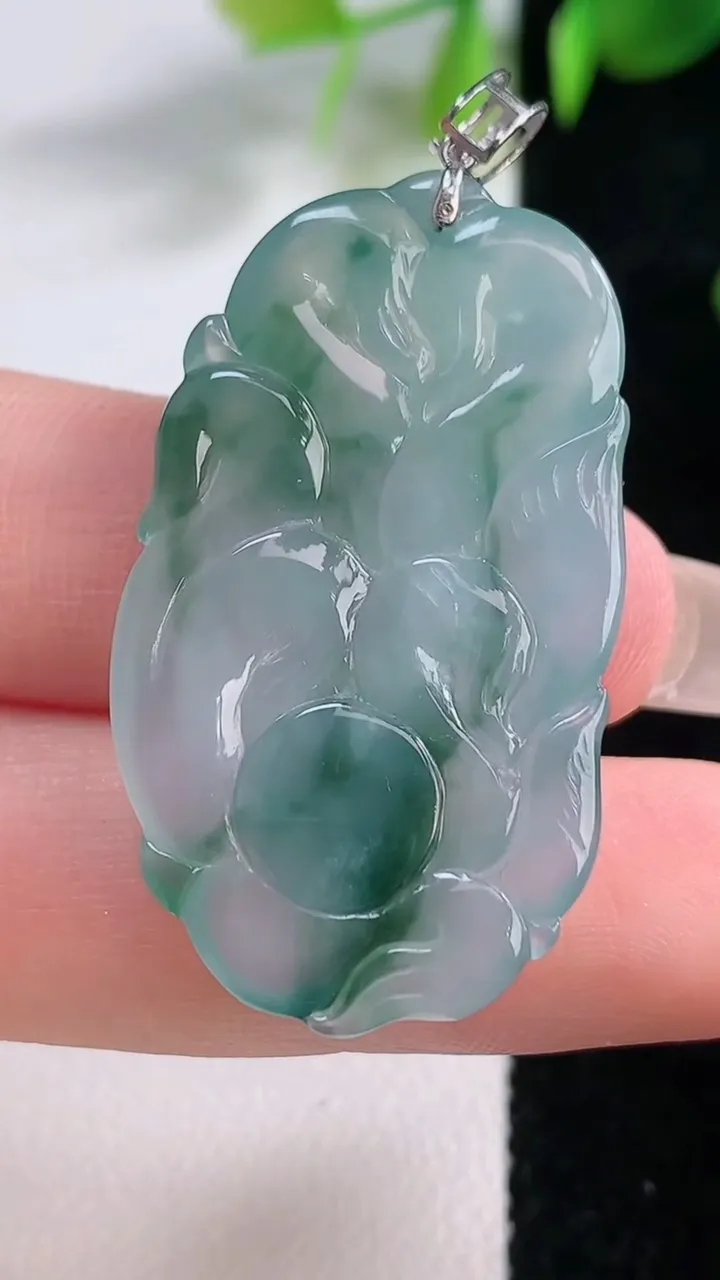 天然A货翡翠种飘花九尾狐吊坠，尺寸36.5-21.5-6.3，重量:9.43g
12月18日