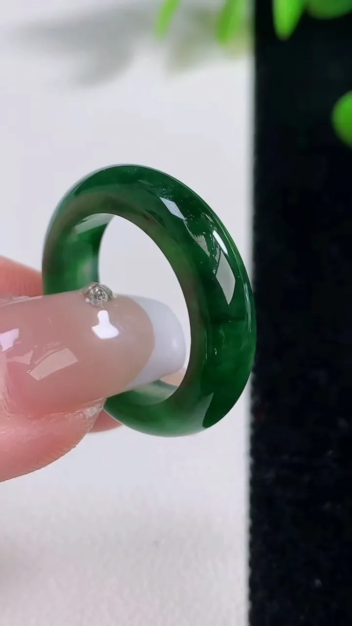 天然A货翡翠指环戒指，尺寸173-5.2-3.4，重量:3.94g2025年12月18日
工厂直销收藏佳品,种好水足，色泽均匀，有种有色，上手高大气！