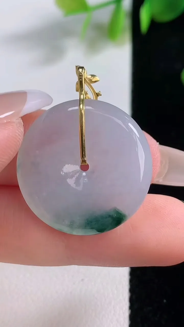 天然A货翡翠种飘花平安扣吊坠，尺寸24.2-4.7，重量:6.77g
12月18日