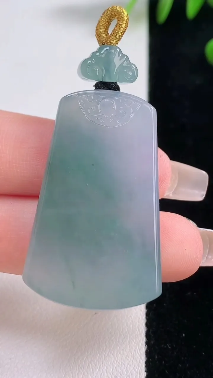 天然A货翡翠种飘花无事牌吊坠，尺寸39.2-24.2-5.8，重量:15.86g
12月18日