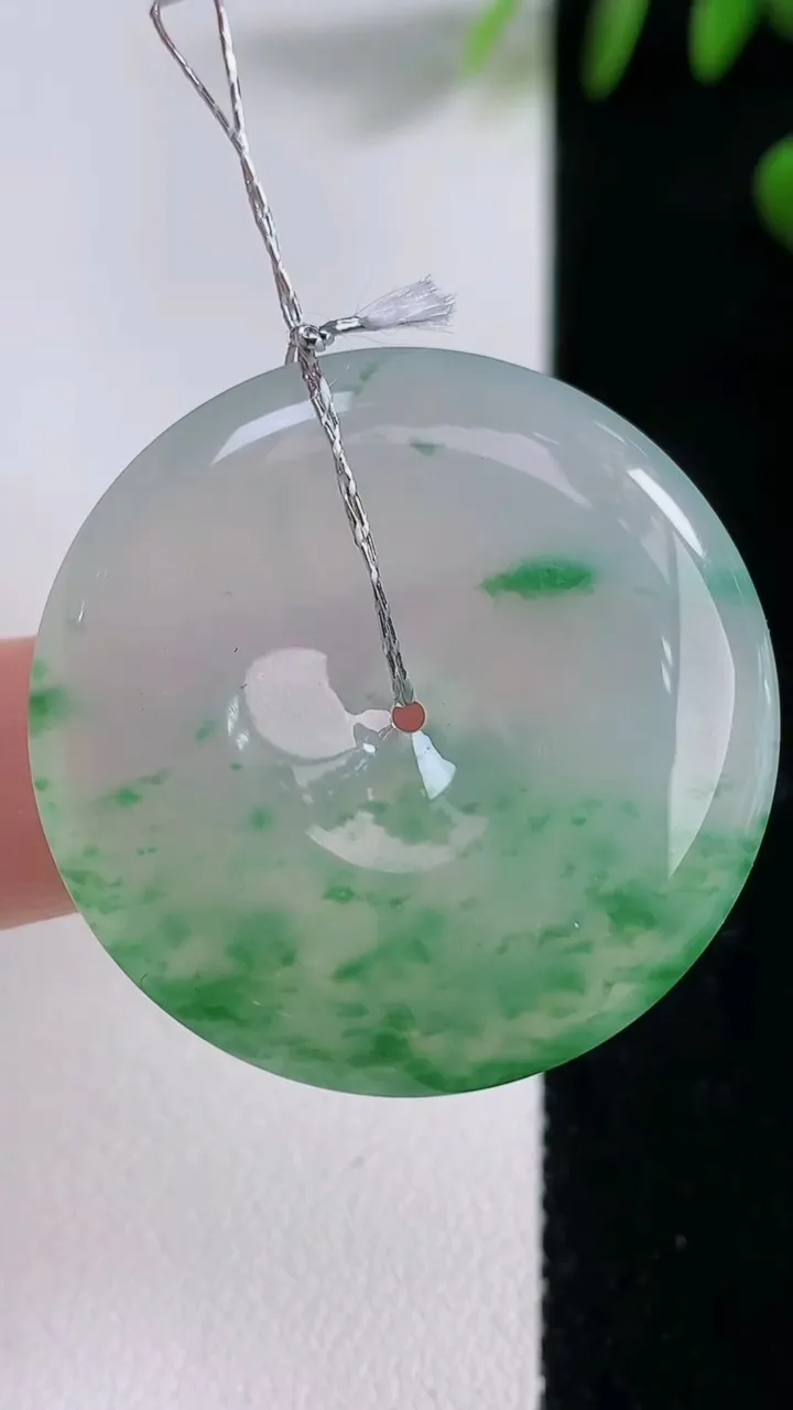 天然A货翡翠种飘花平安扣吊坠，尺寸33.6-5.6，重量:13.19g
12月18日