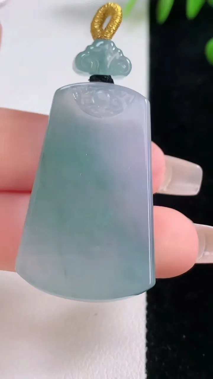 天然A货翡翠种飘花无事牌吊坠，尺寸39.2-24.2-5.8，重量:15.86g
12月18日