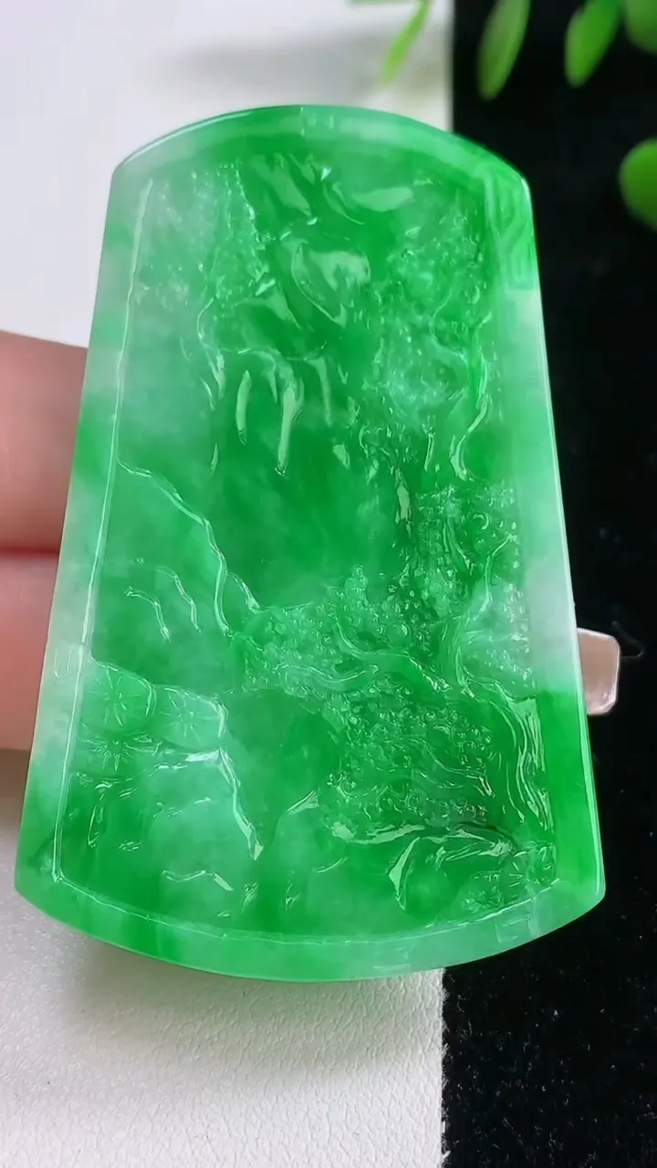 天然A货翡翠山水牌吊坠，尺寸61.6-38.8-5，重量:28.10g
12月18日