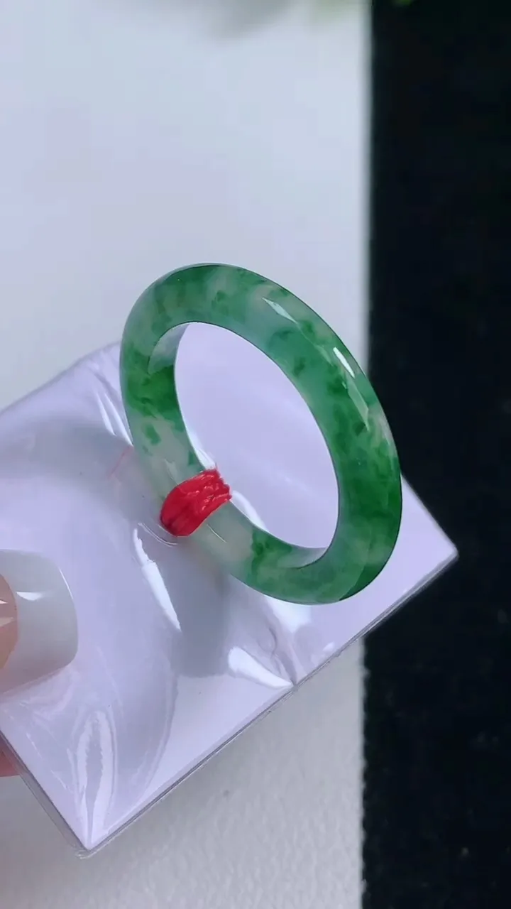 天然A货翡翠种飘花指环戒指，尺寸16.8-3.3，重量:3.50g2025年12月18日
工厂直销收